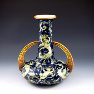 Vaso biansato con decoro a grottesche a fondo blu